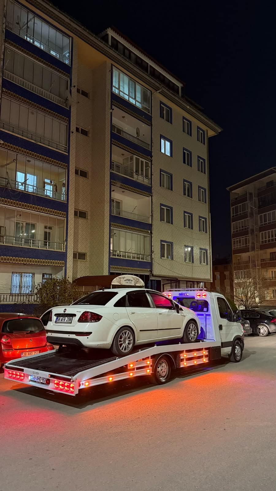 Elektrikli ve hibrit araçların model, batarya ve hareket durumuna göre taşıma planı.